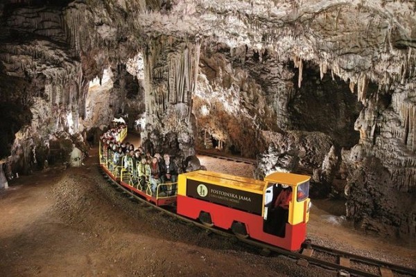 POSTOJNSKA JAMA I PREDJAMSKI GRAD - 1 dan autobusom